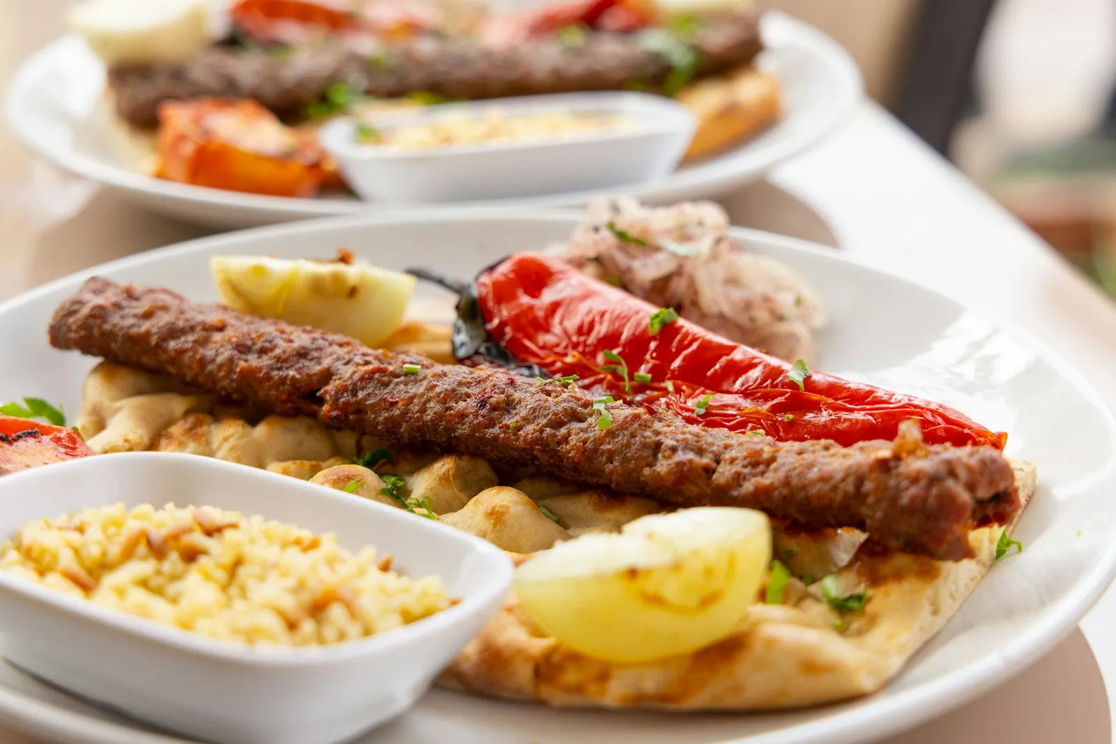 Adana kebab med bulgur, grillet paprika, tomat og sitron