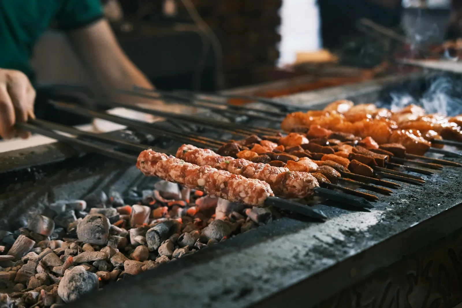 Kebabspyd over glødende kull